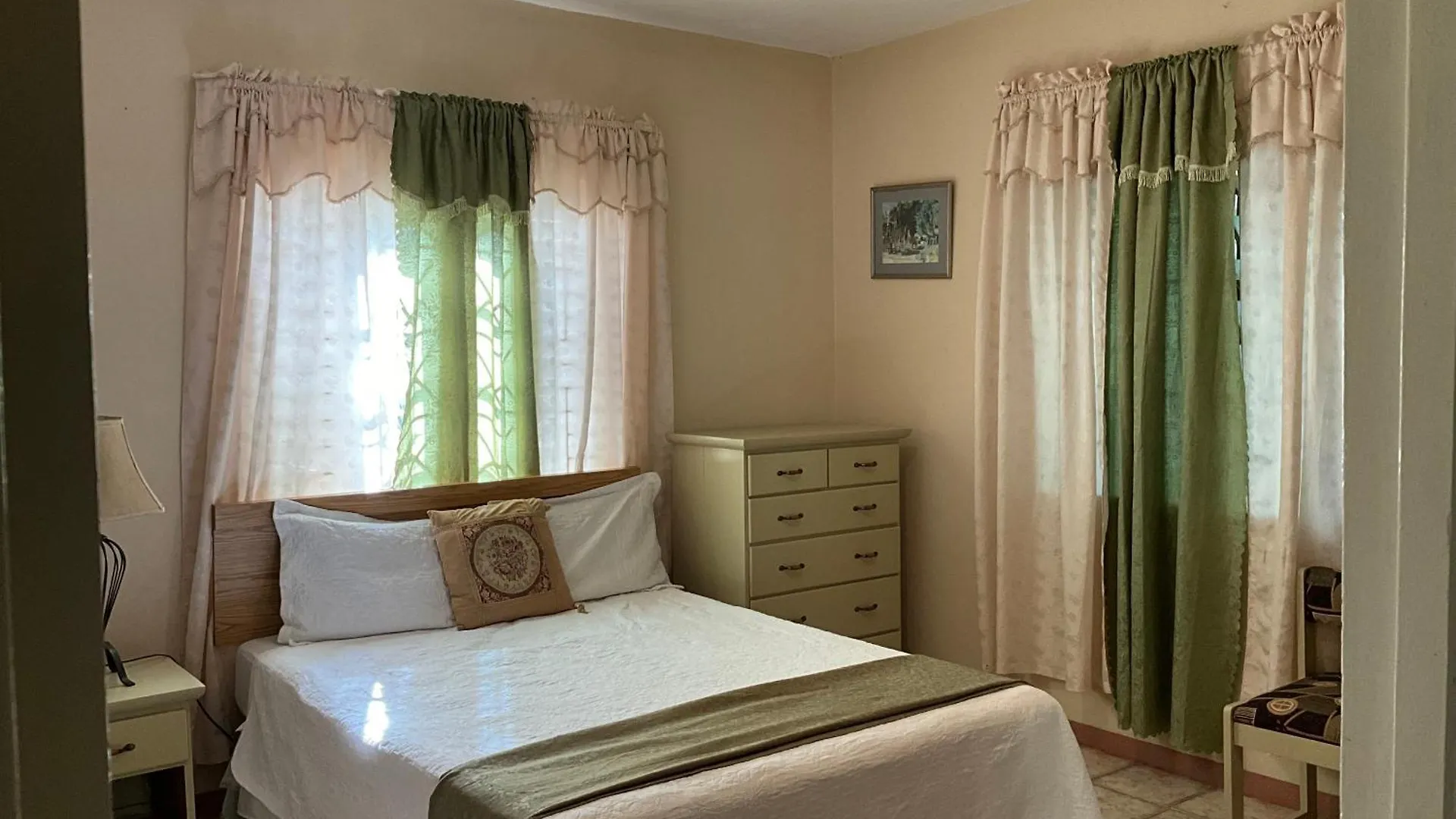 1 Bed Flat At Coconut Villa Spanish Town