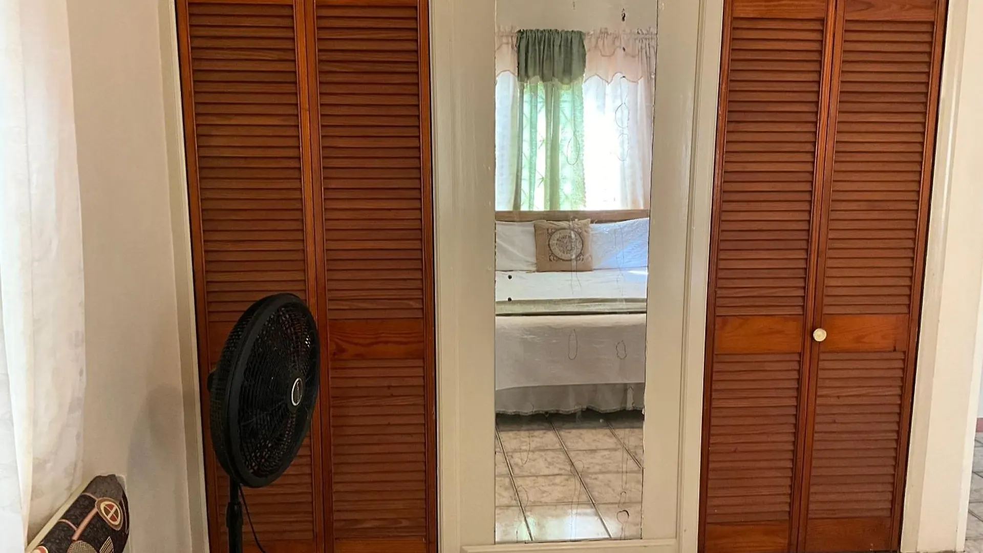 1 Bed Flat At Coconut Villa Spanish Town Apartman